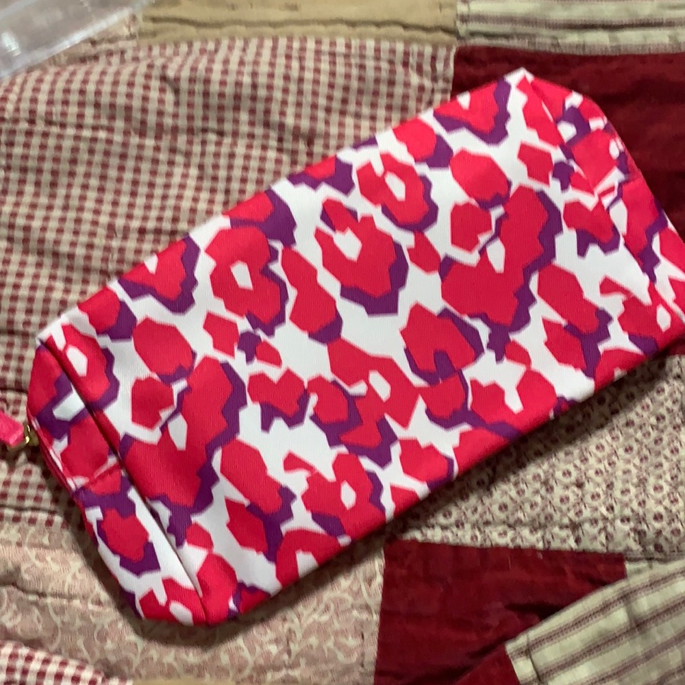 4 for &20 Ester Lauder makeup bag